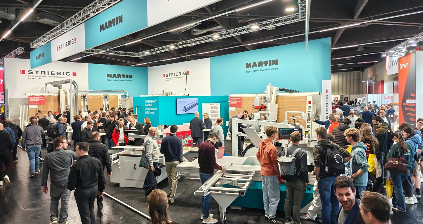 Stand conjunto da Striebig e da Martin em feira, cheio de visitantes à volta das máquinas
