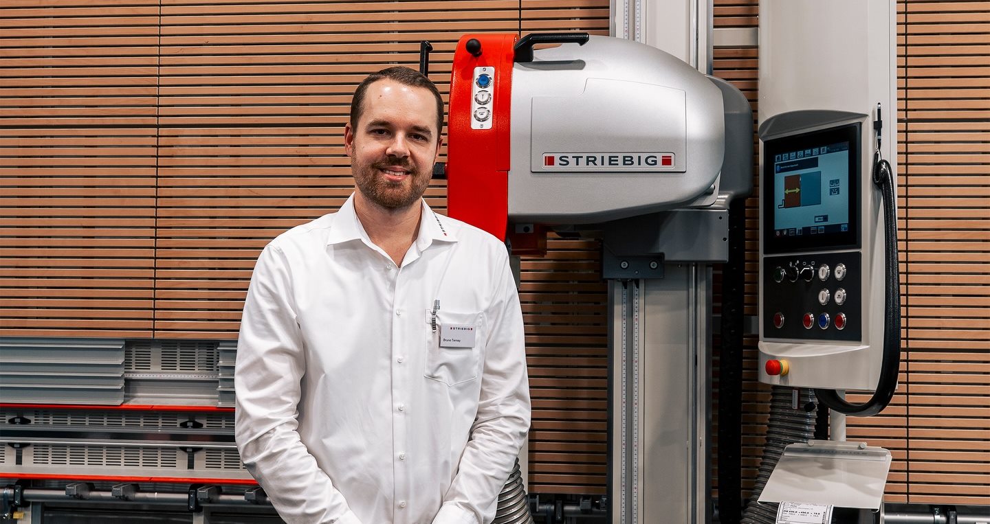 Técnico da Striebig ao lado de uma seccionadora vertical com etiquetadora